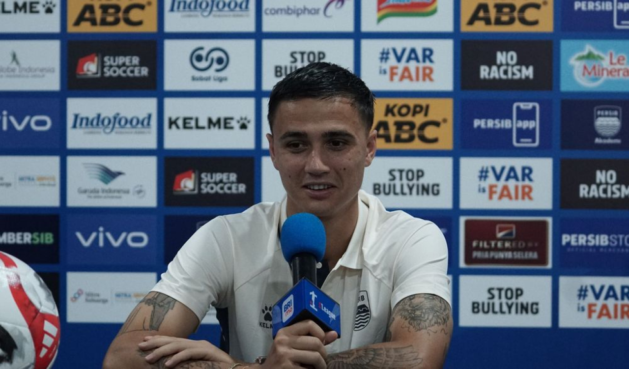 Pemain PERSIB, Eliano Reijnders memberikan keterangan pers usai pertandingan melawan Persebaya Surabaya pada pekan kelima Super League 2025/26 di Stadion Gelora Bandung Lautan Spi, Jumat, 12 September 2025. (PERSIB.co.id)