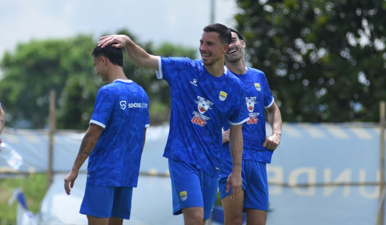 Tiga pemain anyar PERSIB, Thom Haye, Eliano Reijnders dan Andrew Jung berlatih di Lapangan Pendamping Stadion Gelora Bandung Lautan Api, Rabu, 10 September 2025. (PERSIB.co.id/Sutanto Nurhadi Permana)