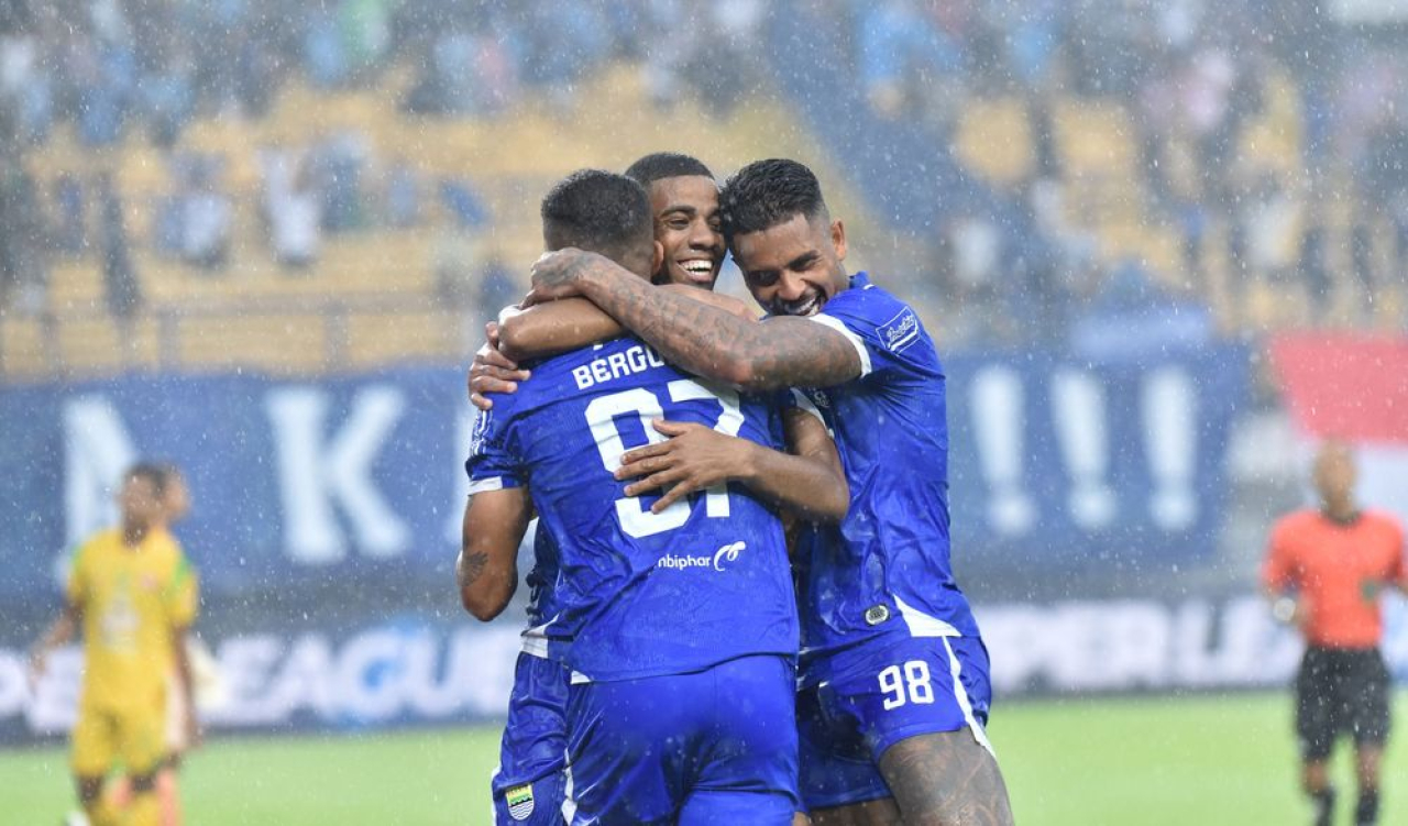 Penyerang PERSIB, Uilliam Barros merayakan gol ke gawang Persebaya pada pertandingan pekan kelima Super League 2025/26 di Stadion Gelora Bandung Lautan Api, Jumat, 12 September 2025. (PERSIB.co.id/Barly Isham)