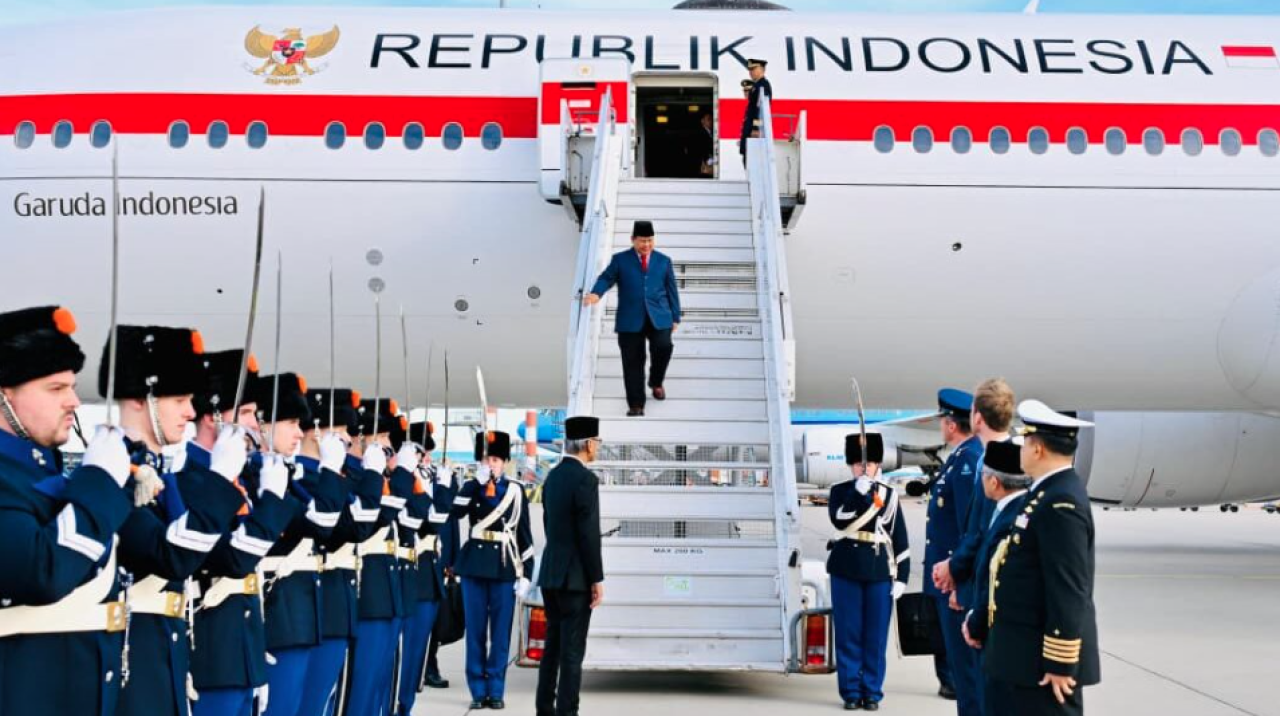 Presiden Republik Indonesia, Prabowo Subianto, tiba di Bandar Udara Internasional Schipol, Amsterdam, Belanda, pada Kamis, 25 September 2025. Foto: BPMI Setpres/Laily Rachev