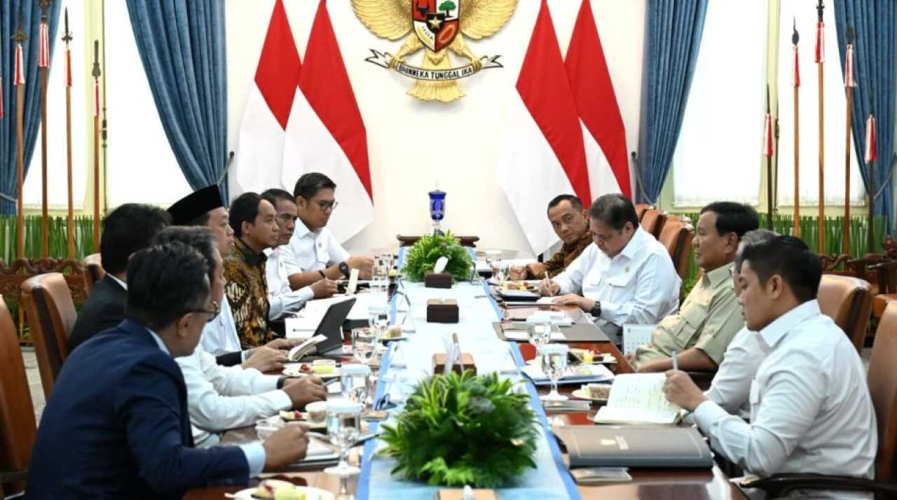 Presiden Prabowo Subianto memimpin rapat terbatas bersama sejumlah menteri di Istana Merdeka, Jakarta, pada Selasa, 9 September 2025. Foto: BPMI Setpres/Kris