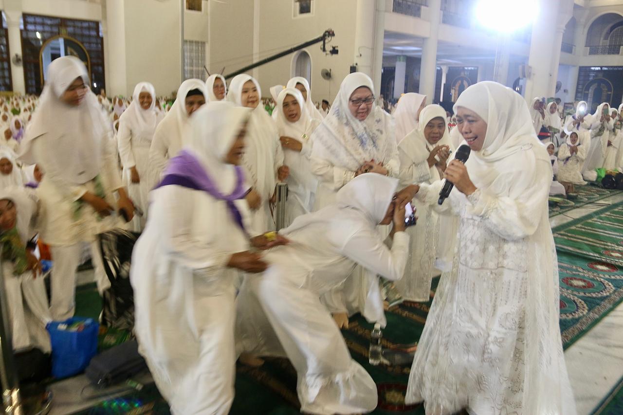 Gubernur Jawa Timur Khofifah Indar Parawansa bersama Ribuan jamaah Muslimat Nahdlatul Ulama (NU) Jawa Timur memadati Masjid Nasional Al Akbar Surabaya, Minggu (21/9) malam memperingati Maulid Nabi Muhammad SAW
