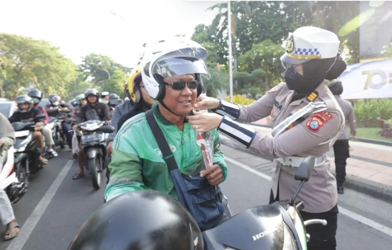 Polwan Polda Jatim Rayakan HUT ke-77 dengan Aksi Simpatik di Jalanan Surabaya