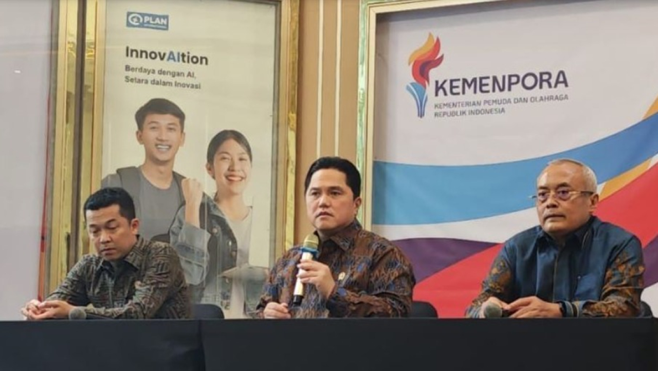 Menteri Pemuda dan Olahraga Erick Thohir (tengah) didampingi jajaran memberikan keterangan pers terkait pencabutan Permenpora Nomor 14 Tahun 2024 di Jakarta, Selasa (23/9/2025).