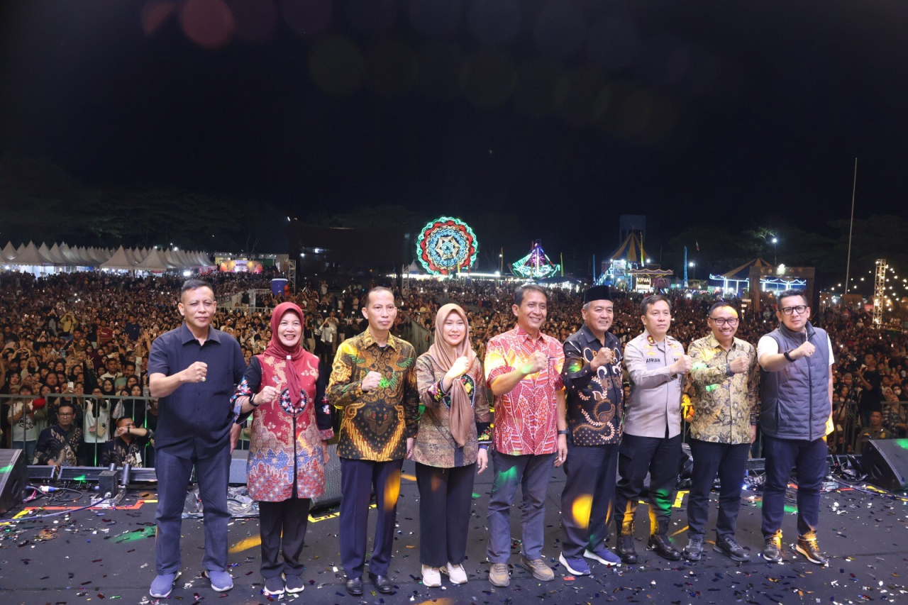 Wakil Ketua DPRD Jatim Sri Wahyuni, didampingi Bupati Bojonegoro Setyo Wahono, Wakil Bupati Nurul Azizah, serta jajaran Forkopimda Kabupaten Bojonegoro.