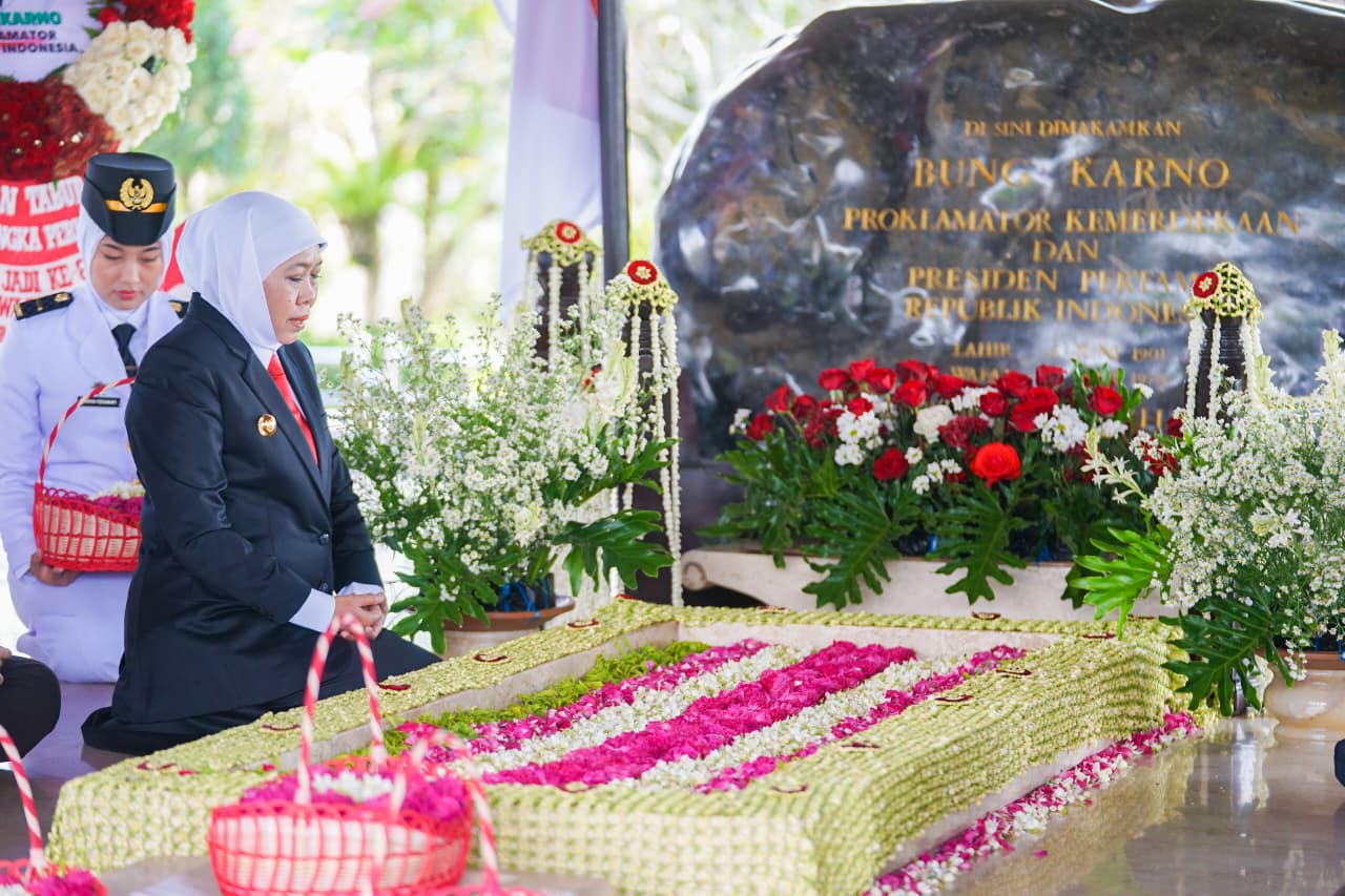 Gubernur Khofifah Indar Parawansa saat ziarah ke makam Proklamator Republik Indonesia Ir. Soekarno di Kota Blitar, Rabu (8/10).