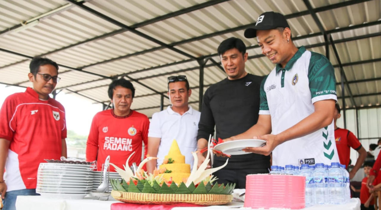 Hamka Hamzah membuka Hamka 23 Soccer School (H23SS), akademi sepakbola yang digagas untuk mencetak generasi baru pemain Indonesia yang berkarakter kuat, terlatih