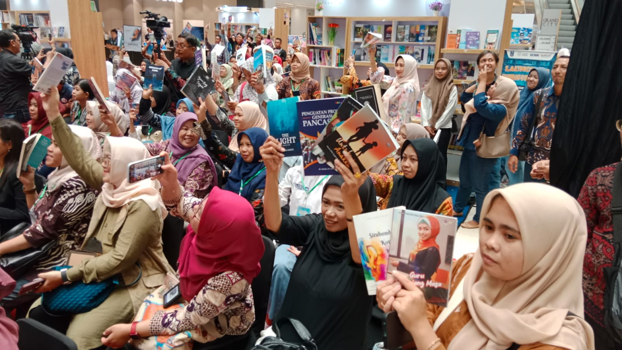 Literasi Menyala di Ulang Tahun ke-80 Jatim: 1.580 Buku Torehkan Rekor MURI