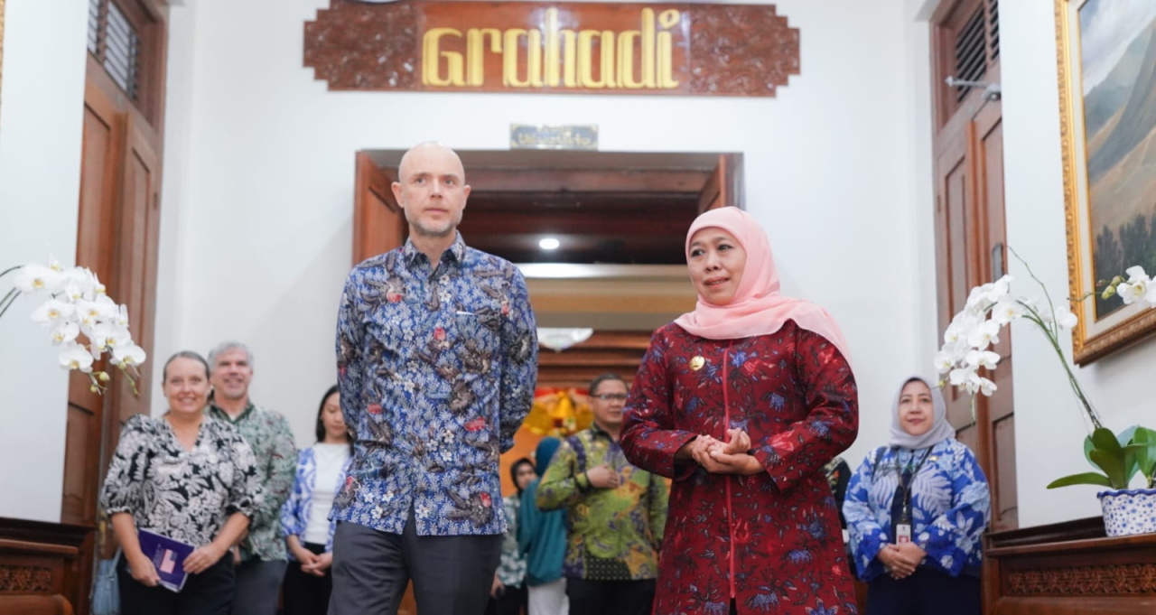 Gubernur Jawa Timur Khofifah Indar Parawansa saat menerima audiensi Konsulat Jenderal Amerika Serikat di Surabaya, Christopher R. Green, di Gedung Negara Grahadi, Jumat (3/10).