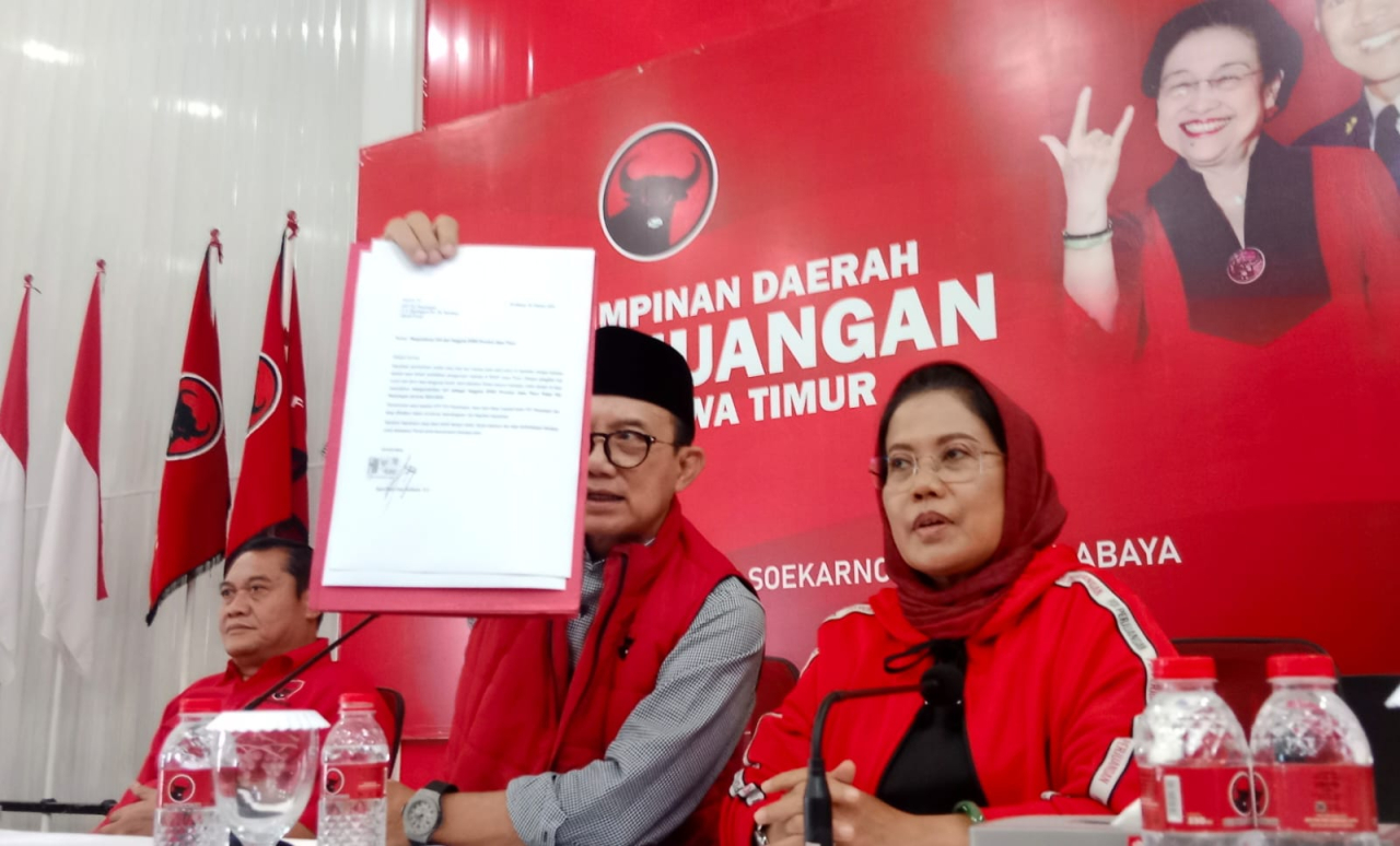 Wakil Ketua Bidang Kehormatan Budi Sulistyono alias Kanang saat konferensi pers di kantor DPD PDI Perjuanagan Jatim, Senin (6/10)