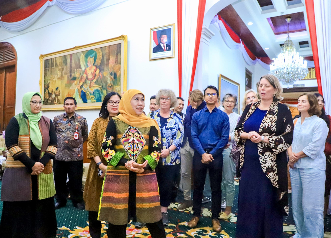 Gubernur Jawa Timur Khofifah Indar Parawansa saat menerima kunjungan Profesor dan Dosen Leiden University Medical Center (LUMC) Belanda di Gedung Negara Grahadi Surabaya, Senin (6/10) malam.