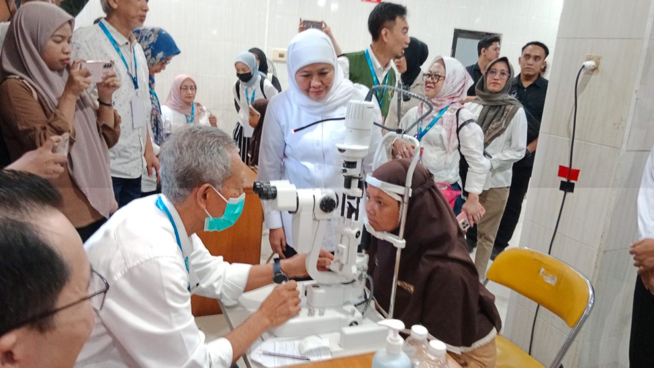 Gubernur Jawa Timur Khofifah Indar Parawansa saat meninjau kegiatan pemeriksaan mata pada World Sight Day Jawa Timur 2025 di Islamic Center Surabaya pada Sabtu (11/10)