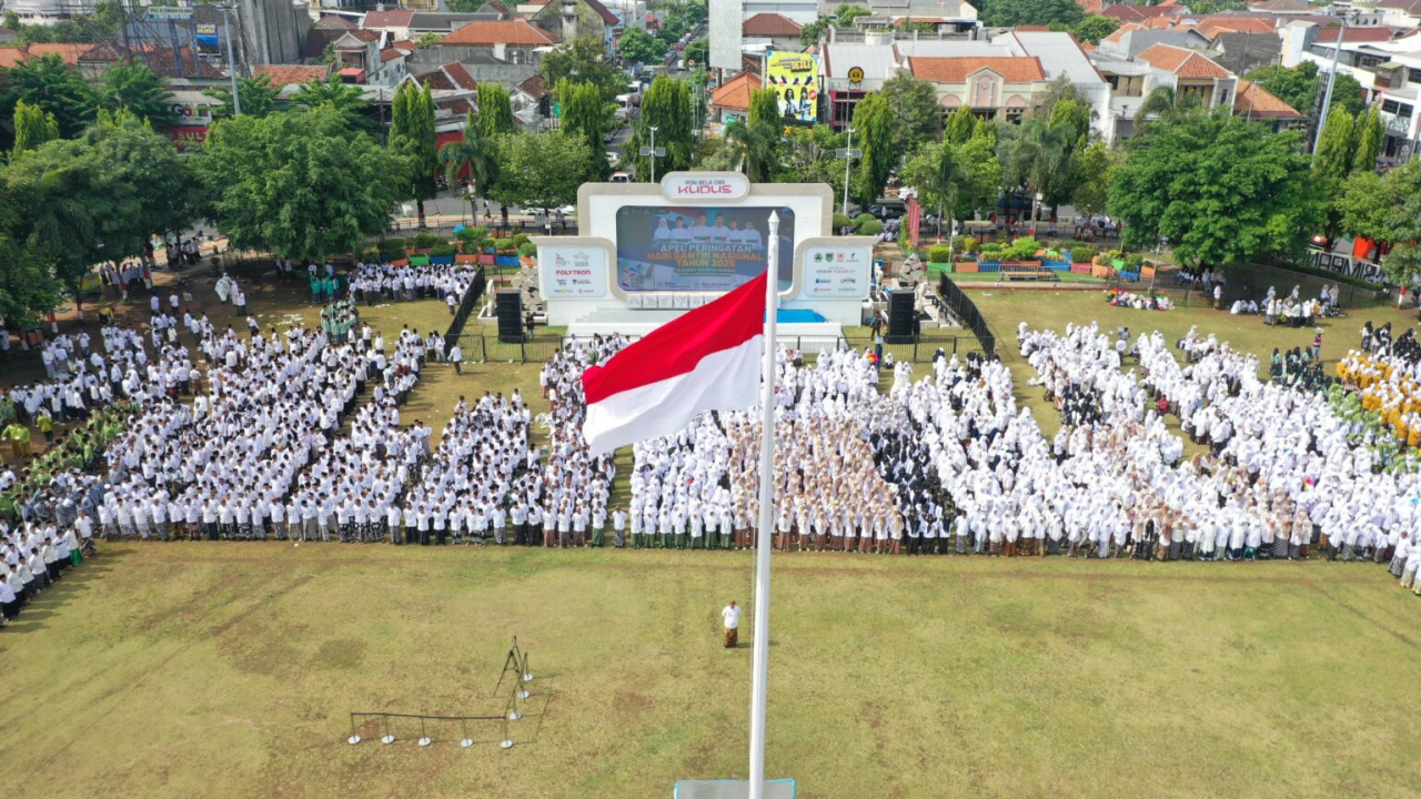 Ribuan santri bersemangat mengikuti kegiatan apel Hari Santri Nasional (HSN) tingkat Provinsi Jawa Tengah 2025, di Alun-Alun Kudus, Rabu (22/10/2025).