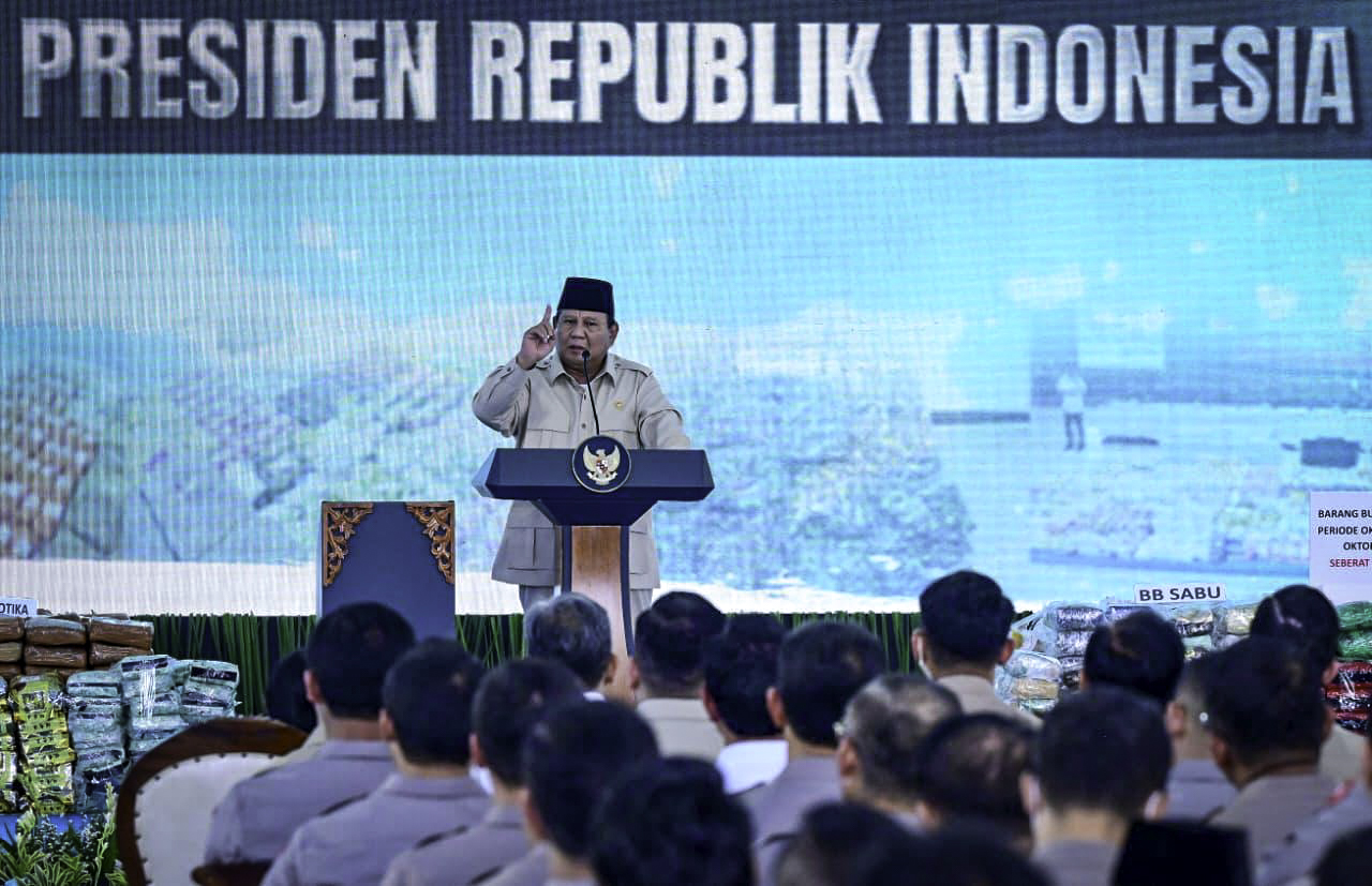Presiden Prabowo menyampaikan sambutan pada acara pemusnahan barang bukti narkoba di Lapangan Bhayangkara Markas Besar Kepolisian Negara Republik Indonesia (Mabes Polri), Jakarta, pada Rabu, 29 Oktober 2025. (Foto: BPMI Setpres)