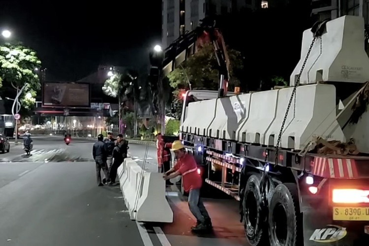 Cegah Aksi Serobot dan Kecelakaan, Pemkot Surabaya Pasang Barrier Beton di Depan Tunjungan Plaza