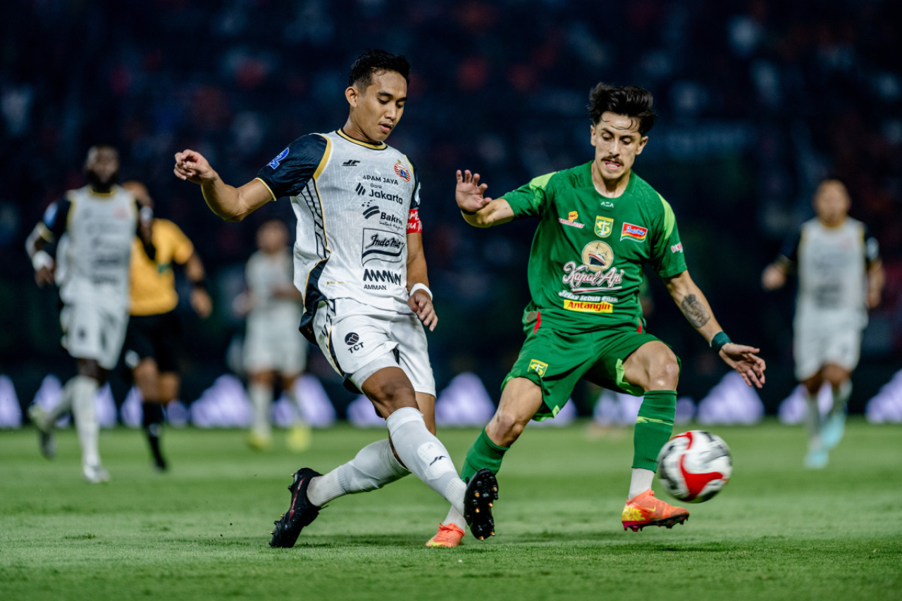 Francisco Rivera dan RIzky Ridho berduel berebut bola. (Persebaya)