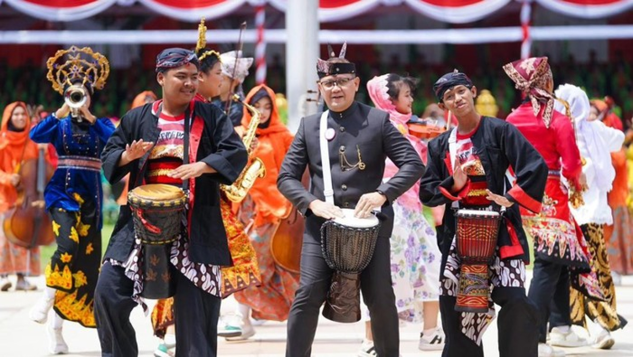 Kepala Dinas Pendidikan Jawa Timur (Kadindik Jatim), Aries Agung Paewai, yang tampil memukau memainkan kendang Jimbe
