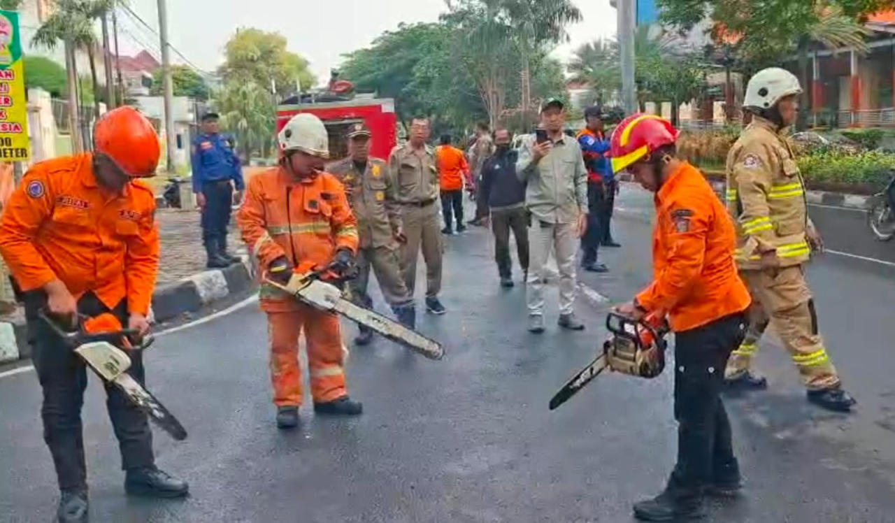 simulasi penanganan kedaruratan yang digelar Pemerintah Kota (Pemkot) Surabaya melalui Badan Penanggulangan Bencana Daerah (BPBD) pada Minggu (26/10/2025).