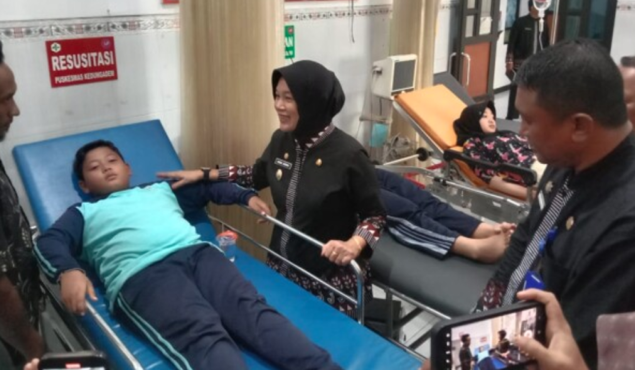 Wakil Bupati Bojonegoro Nurul Azizah lngsung turun lapangan menjenguk siswa keracunan diduga usai makan menu MBG di Kecamatan Kedungadem, Kamis (2/10/2020)