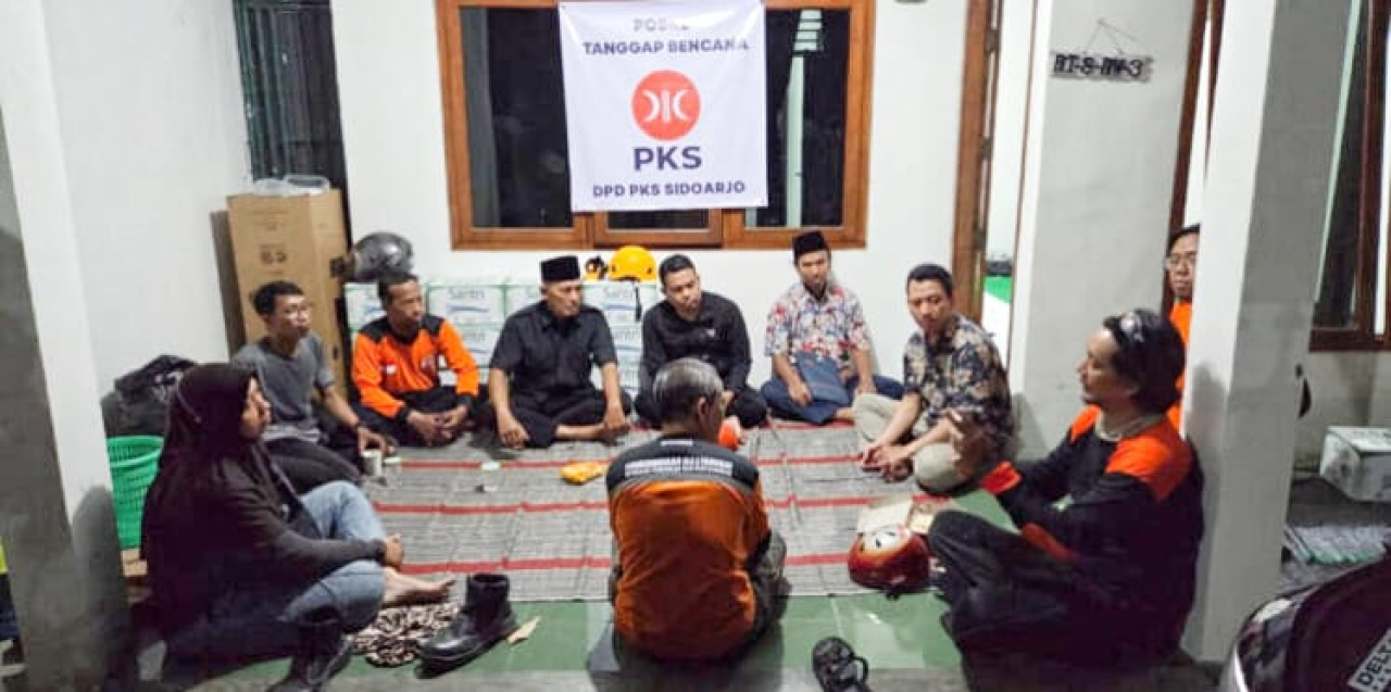 PKS Siaga di Tengah Duka: Relawan Tetap Bertahan di Posko Bencana Ponpes Al Khoziny