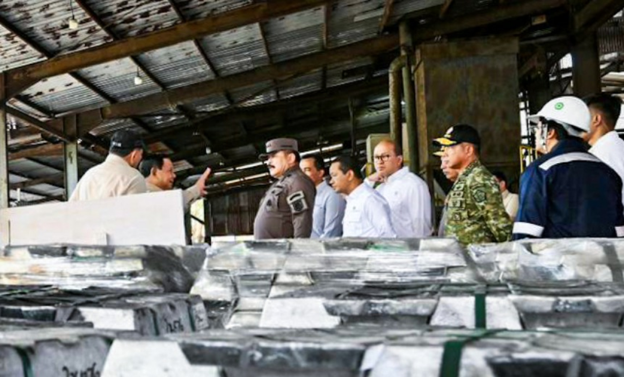 Presiden Prabowo Subianto menyaksikan secara langsung Penyerahan Aset Barang Rampasan Negara (BRN) kepada PT Timah Tbk., yang digelar di Smelter PT Tinindo Internusa, Kota Pangkal Pinang, Provinsi Kepulauan Bangka Belitung, pada Senin, 6 Oktober 2025. (Fo