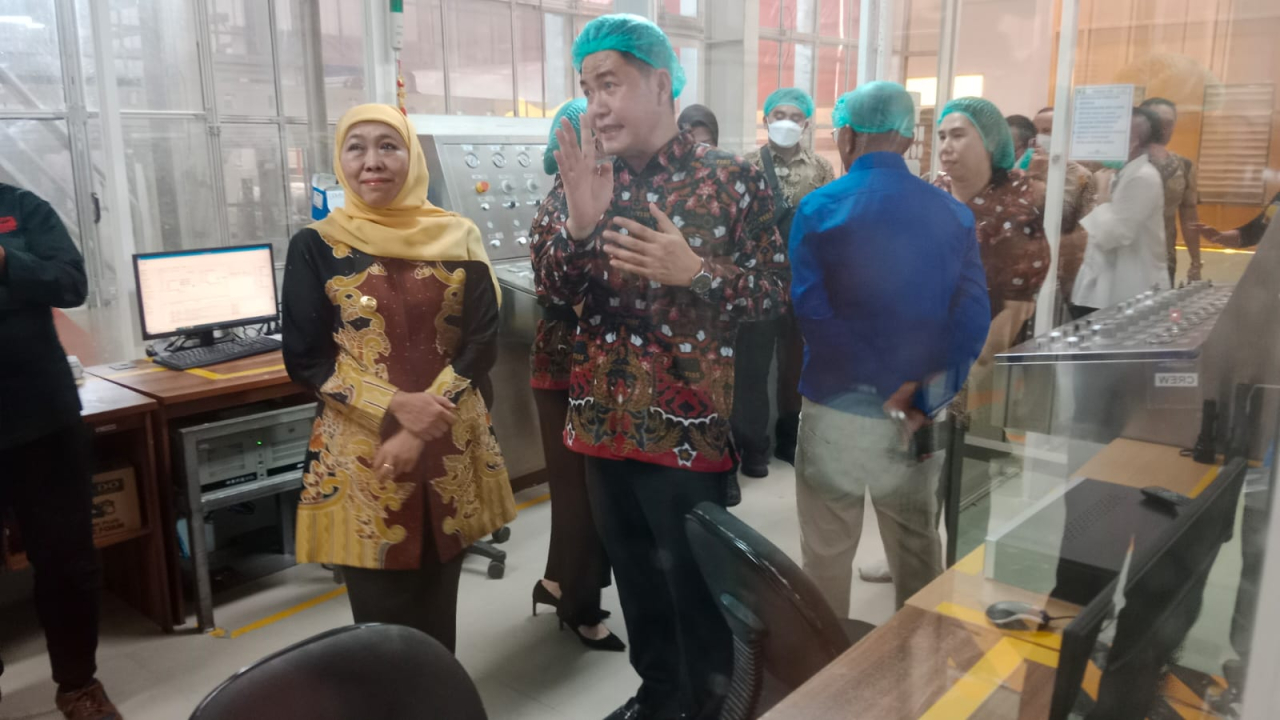 Gubernur Jawa Timur Khofifah Indar Parawansa saat peninjauan pabrik