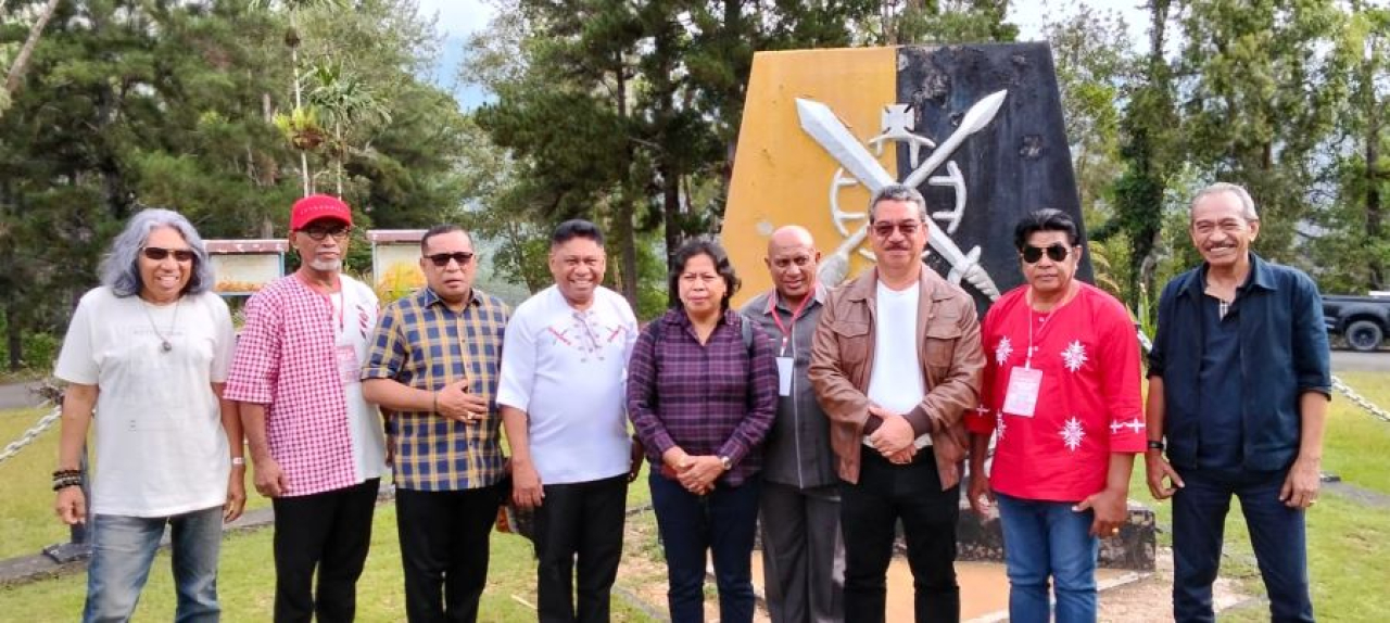 Gubernur Maluku, Hendrik Lewerissa, bersama rombongan tiba di Bandara Sentani, Jayapura, Papua.