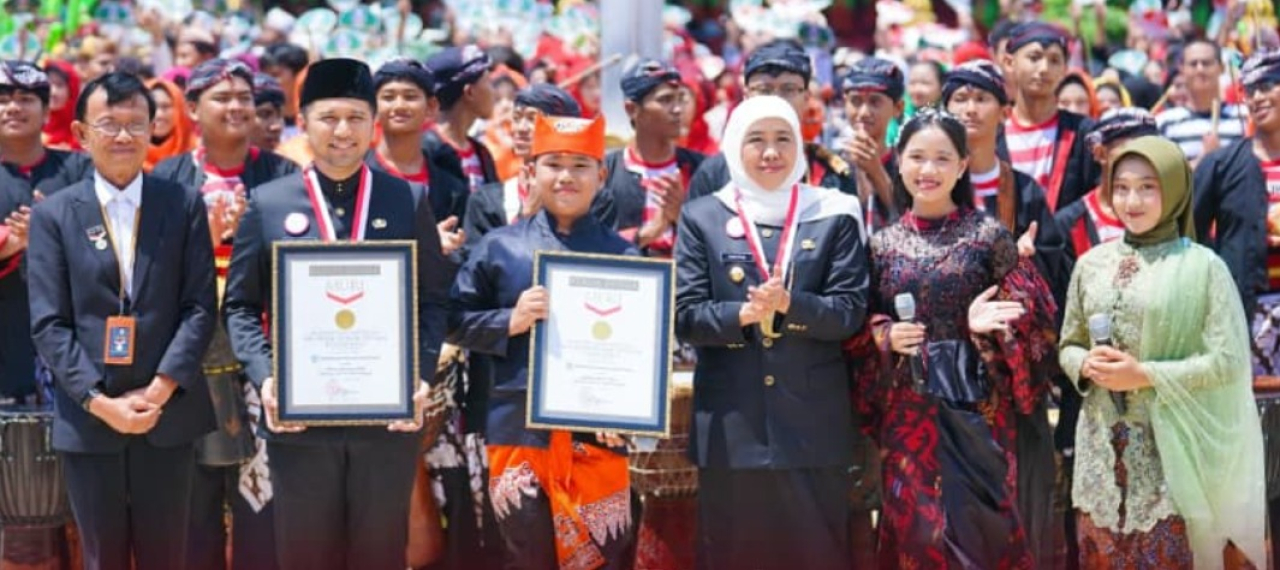 dua penghargaan dari Museum Rekor Dunia Indonesia (MURI) menjadi kado istimewa bagi masyarakat Jawa Timur.