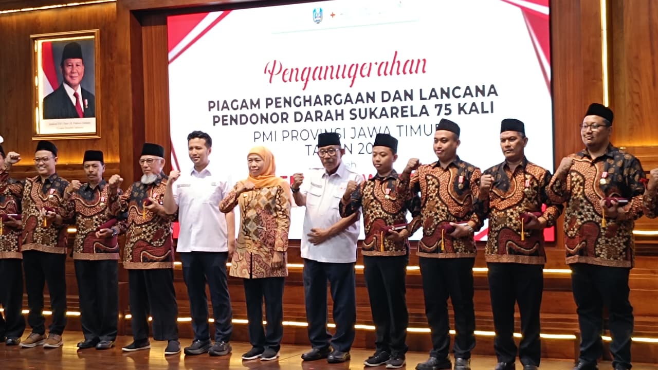 Gubernur Jawa Timur Khofifah Indar Parawansa bersama Ketua PMI Jawa Timur Imam Utomo saat menyerahkan penghargaan di  Gedung Negara Grahadi, Surabaya, Selasa (14/10/2025)