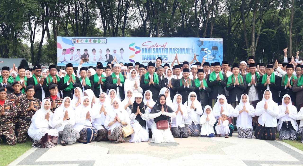 Ribuan Santri Padati Alun-Alun Bojonegoro, Kobarkan Semangat HSN 2025