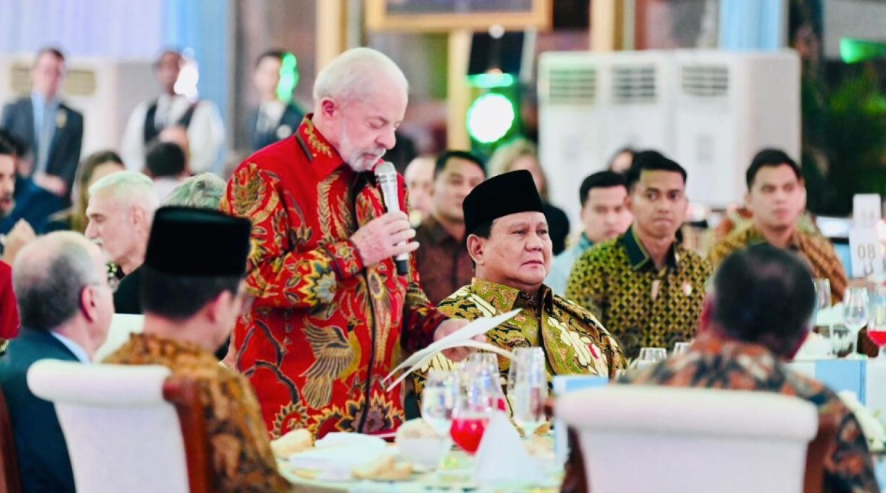 Presiden Republik Indonesia Prabowo Subianto menjamu tamu negara Presiden Republik Federasi Brasil Luiz Inácio Lula da Silva dan Ibu Negara Rosangela (Janja) Lula da Silva dalam sebuah santap malam kenegaraan di halaman Istana Kepresidenan Jakarta, pada K