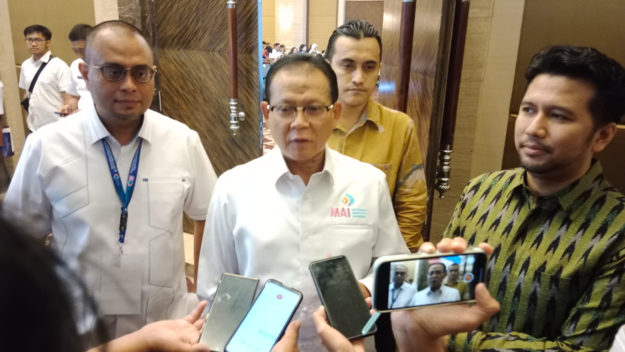 Wakil Gubernur Jawa Timur, Emil Elestianto Dardak bersama Rokhmin Dahuri, selaku Ketua Umum Masyarakat Akuakultur Indonesia (MAI) dan Anggota Komisi IV DPR RI saat memberikan keterangan pers