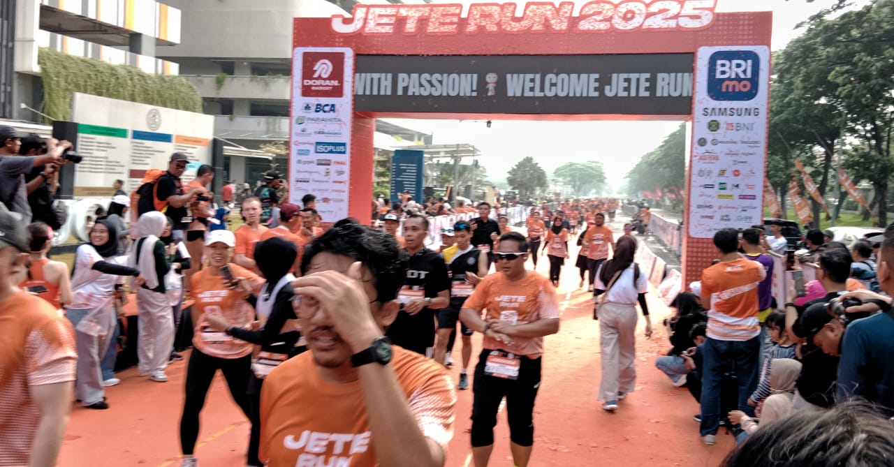 Ribuan pelari dari berbagai daerah tumpah ruah di kawasan Universitas Ciputra, Citraland, Surabaya dalam ajang lari akbar JETE RUN 2025,Minggu pagi (23/11/2025)