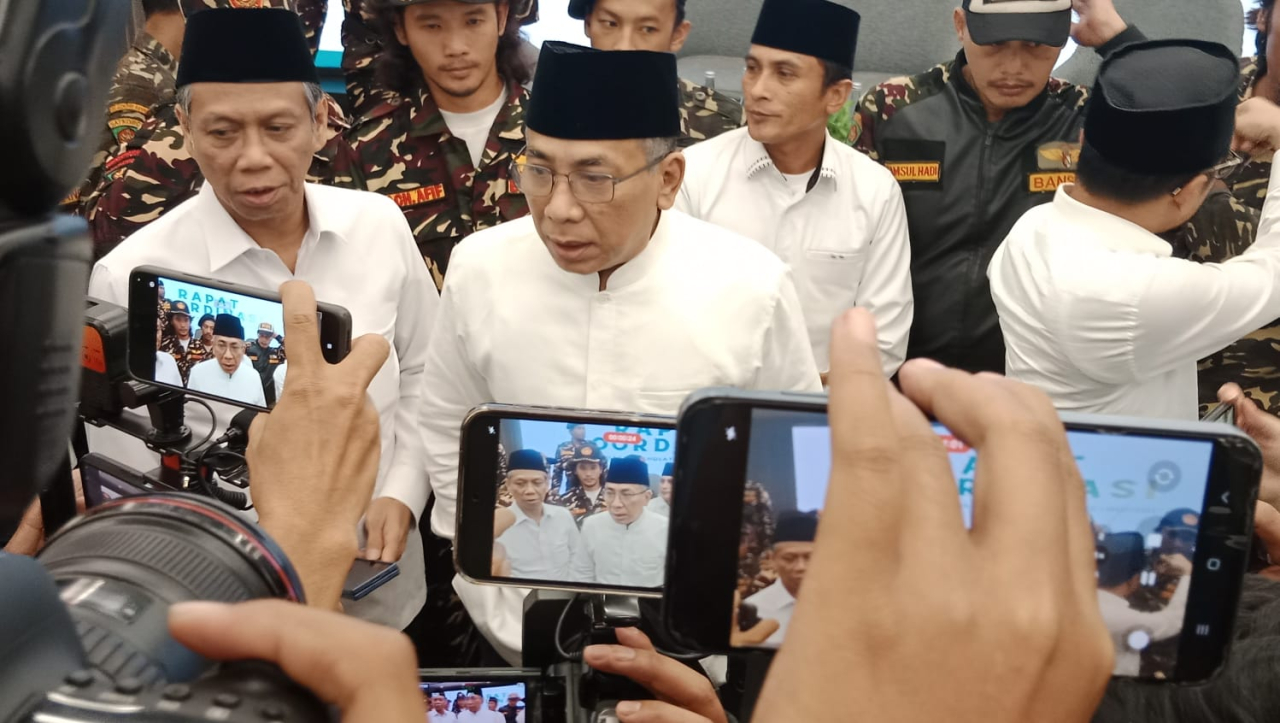 Ketua Umum Pengurus Besar Nahdlatul Ulama (PBNU), KH Yahya Cholil Staquf atau Gus Yahya saat memberikan keterangan kepada awak media pada Minggu (23/11/2025) dini hari di Hotel Novotel Samator Surabaya