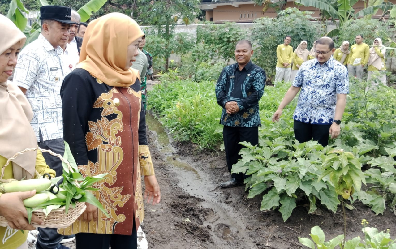 Gubernur Jawa Timur Khofifah indar parawansa asaat melakukan kunjungan ke  SMA Negeri 1 Tenggarang Bondowoso, Sabtu (1/11/2025).