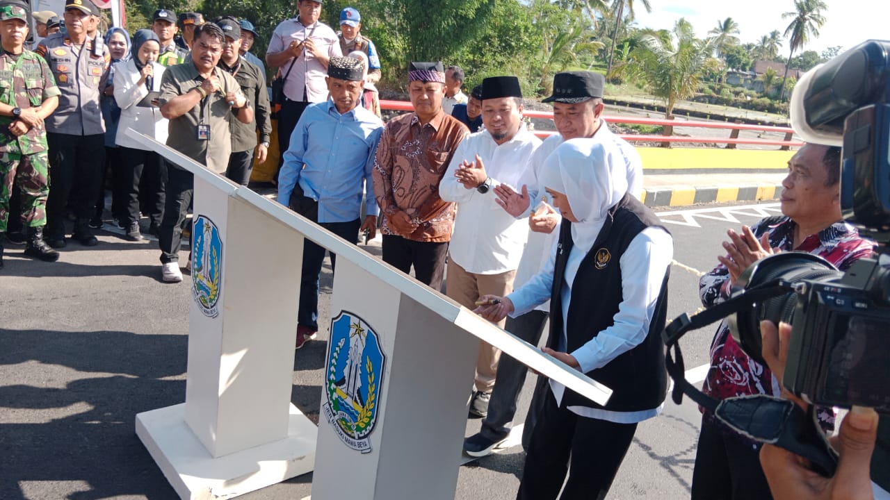 Gubernur Jawa Timur, Khofifah Indar Parawansa saat meresmikan jembatan Besuk, Sabtu (1/11/2025).