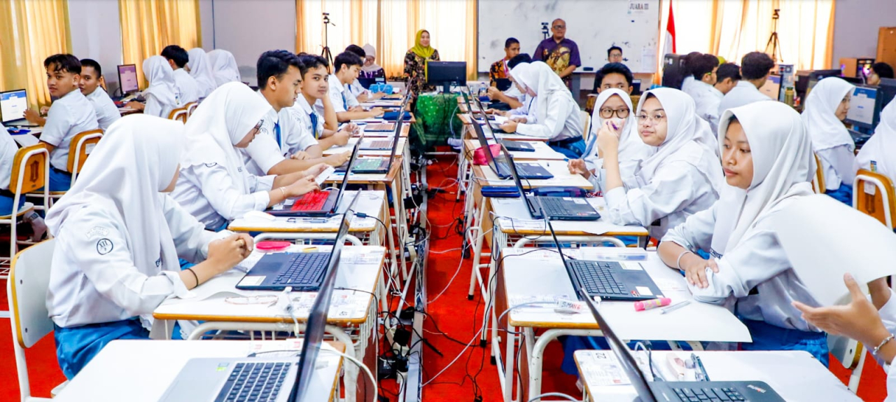 pelaksanaan hari pertama Tes Kompetensi Akademik (TKA) di SMAN 6 Surabaya, Senin (3/11/2025).
