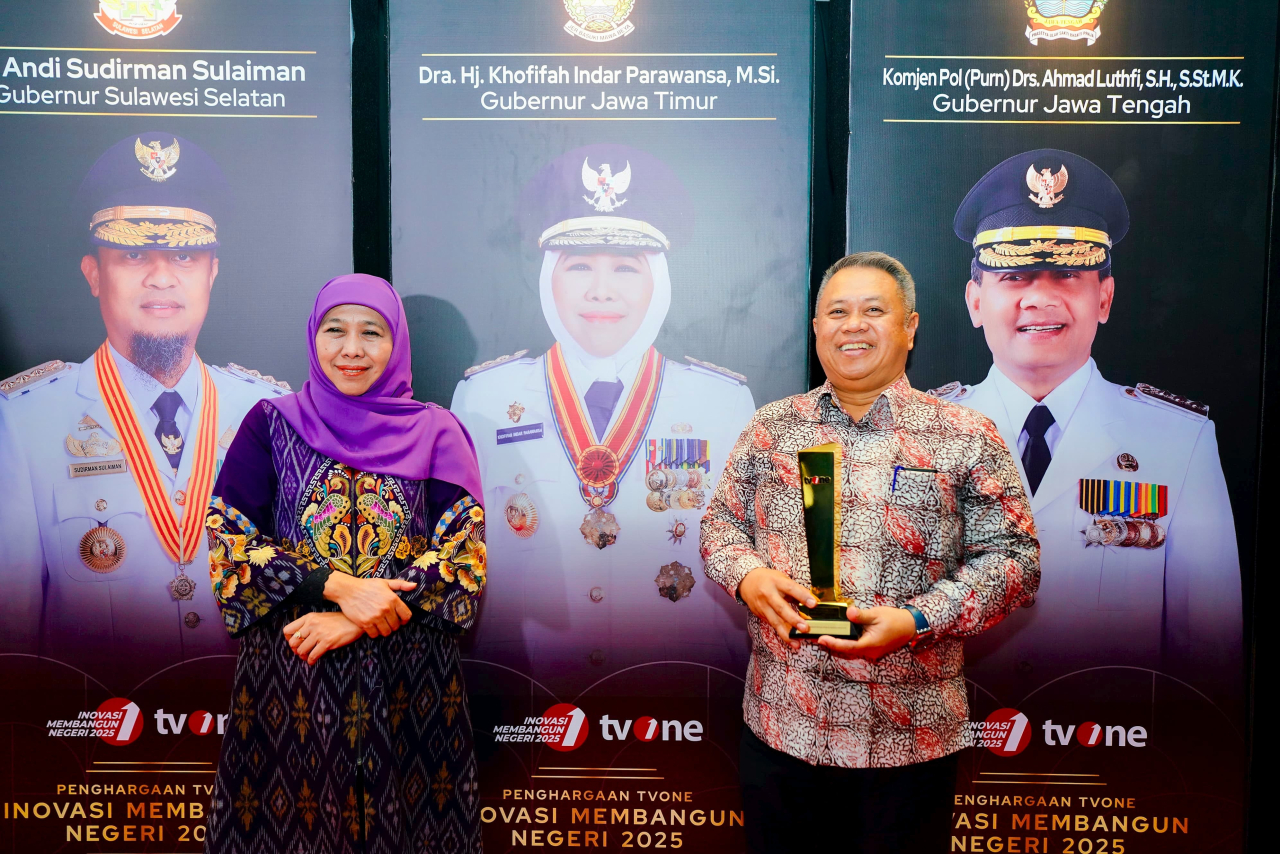 Gubernur Jawa Timur, Khofifah Indar Parawansa bersama Kepala Dinas Perhubungan Jatim, Nyono saat menerima Penghargaan Inovasi Membangun Negeri 2025 untuk kategori Innovation Public Service subkategori Inovasi Transportasi Publik Berkelanjutan.