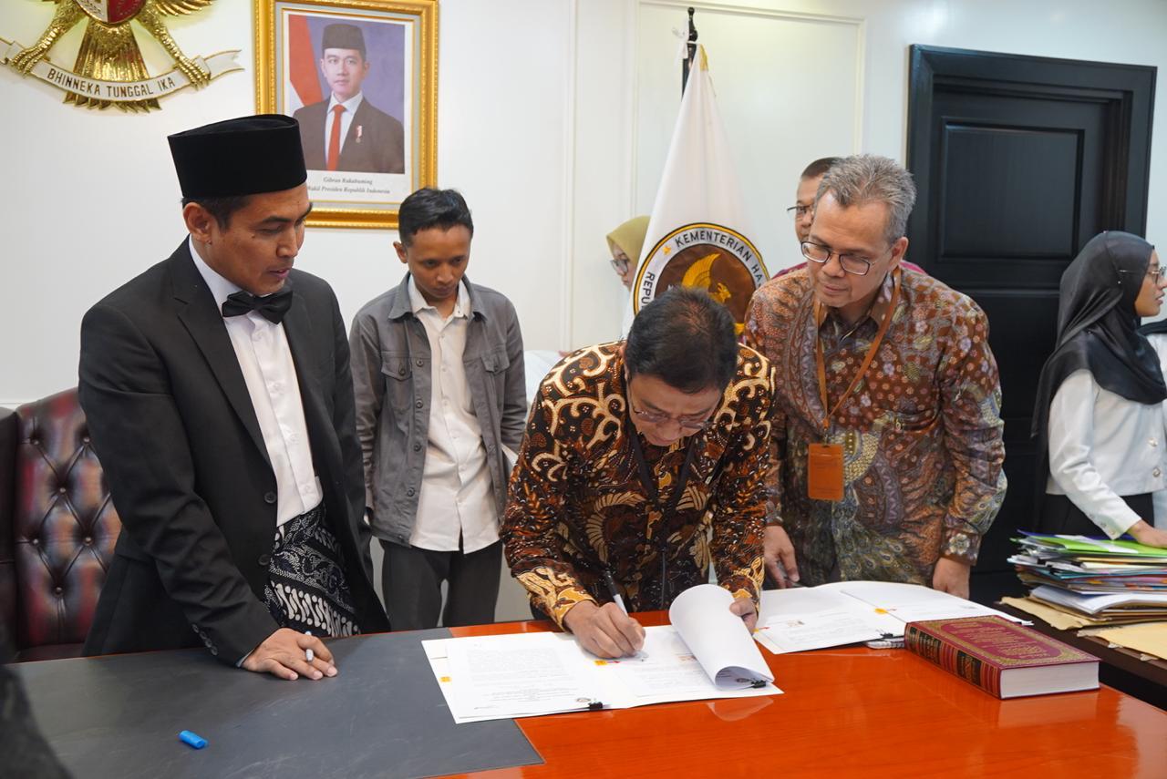 penandatanganan nota kesepahaman antara Kementerian Haji dan Umrah Republik Indonesia dengan Bank Jatim Unit Usaha Syariah (UUS) tentang penyediaan dan pemanfaatan produk dan layanan jasa perbankan syariah dalam penyelenggaraan ibadah haji