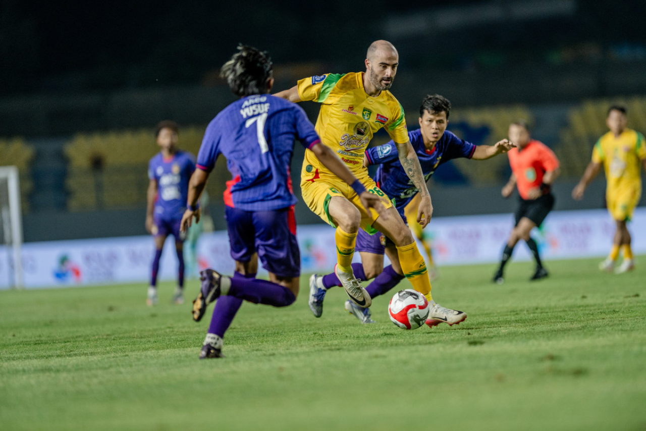 Milos Raickovic mendapat pressing dari pemain Persik Kediri. (Persebaya)