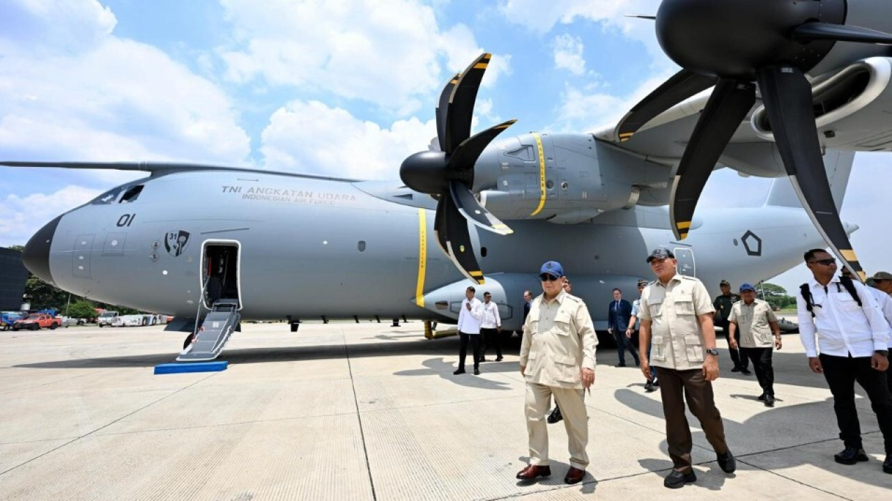 Presiden Prabowo Subianto menyerahkan pesawat Airbus A400M/MRTT Alpha 4001 kepada Tentara Nasional Indonesia (TNI) untuk memperkuat alat utama sistem persenjataan (alutsista) Indonesia yang diselenggarakan di Pangkalan Udara Halim Perdanakusuma, Jakarta, 