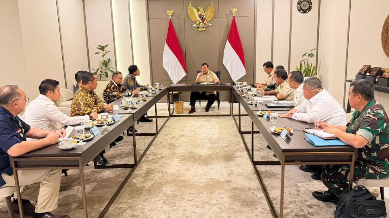 Presiden Prabowo Subianto menggelar rapat khusus di Pangkalan Udara Halim Perdanakusuma, Jakarta, pada Selasa, 11 November 2025. Foto: BPMI Setpres/