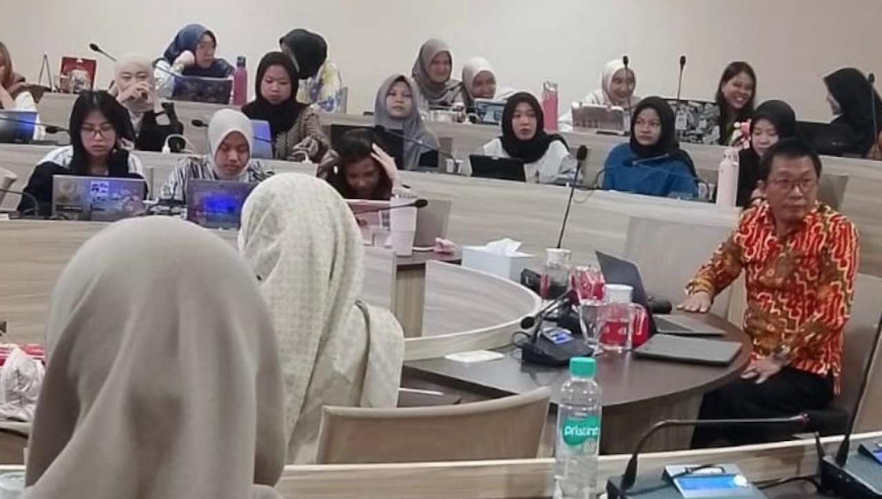 Dr. H. Masyhudunnury, S.H., M.M (kanan) dalam Kuliah Strategic Leadership Program Studi Magister Manajemen Bencana Sekolah Pascasarjana Universitas Airlangga (SPS UNAIR)