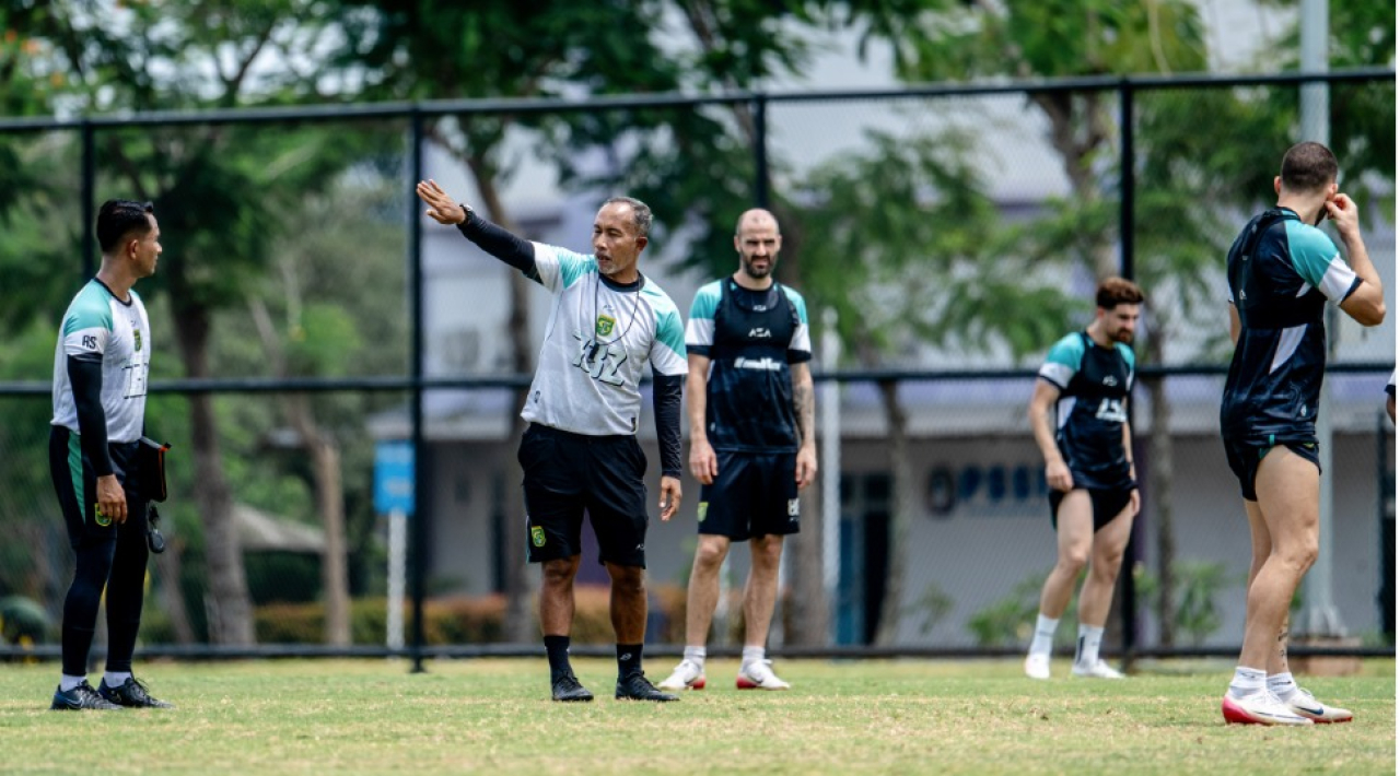 Caretaker Persebaya Uston Nawawi saat memberikan instruksi kepada Milos Raickovic dkk. (Persebaya)