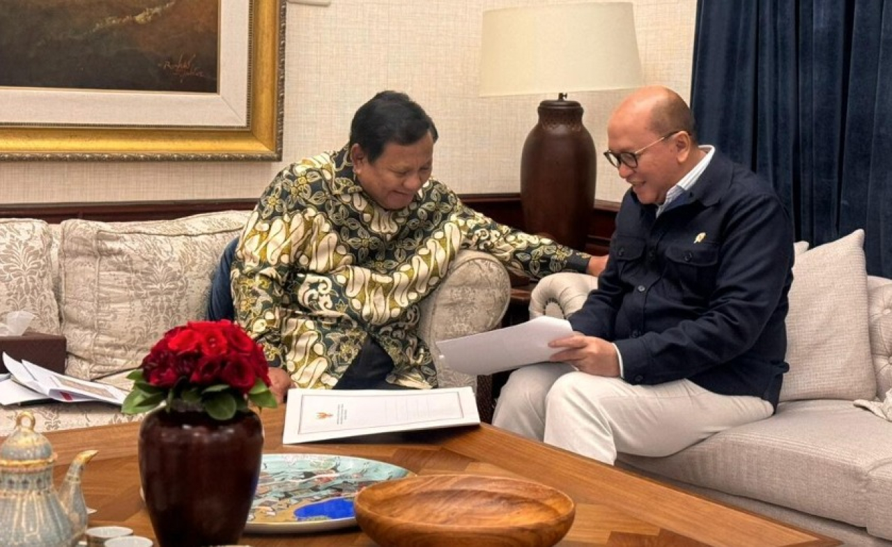 Presiden Prabowo Subianto menerima Menteri Investasi dan Hilirisasi sekaligus Kepala Badan Pengelola Investasi Daya Anagata Nusantara (BPI Danantara), Rosan Perkasa Roeslani, di kediaman pribadinya, Kertanegara, Jakarta, pada Sabtu malam, 27 Desember 2025