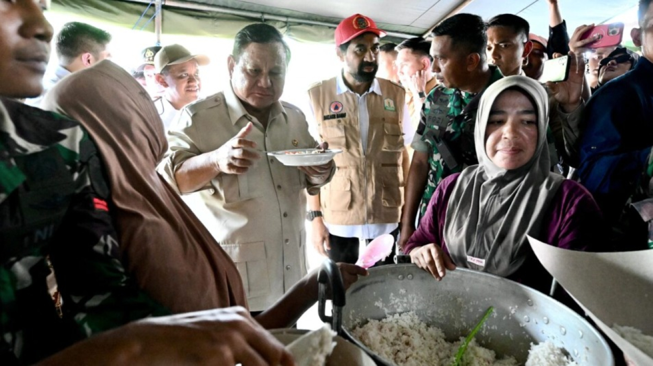 Presiden Prabowo Subianto turut mencicipi menu makan siang yang disiapkan untuk para pengungsi yakni nasi dan ikan tongkol di tenda pengungsian korban bencana di Kabupaten Bireuen, Provinsi Aceh, pada Minggu, 7 Desember 2025. Foto: BPMI Setpres/Cahyo