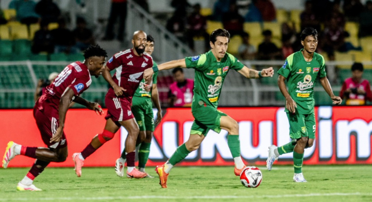 Francisco Rivera saat mencoba mengalirkan bola ke lini serang. (Persebaya)