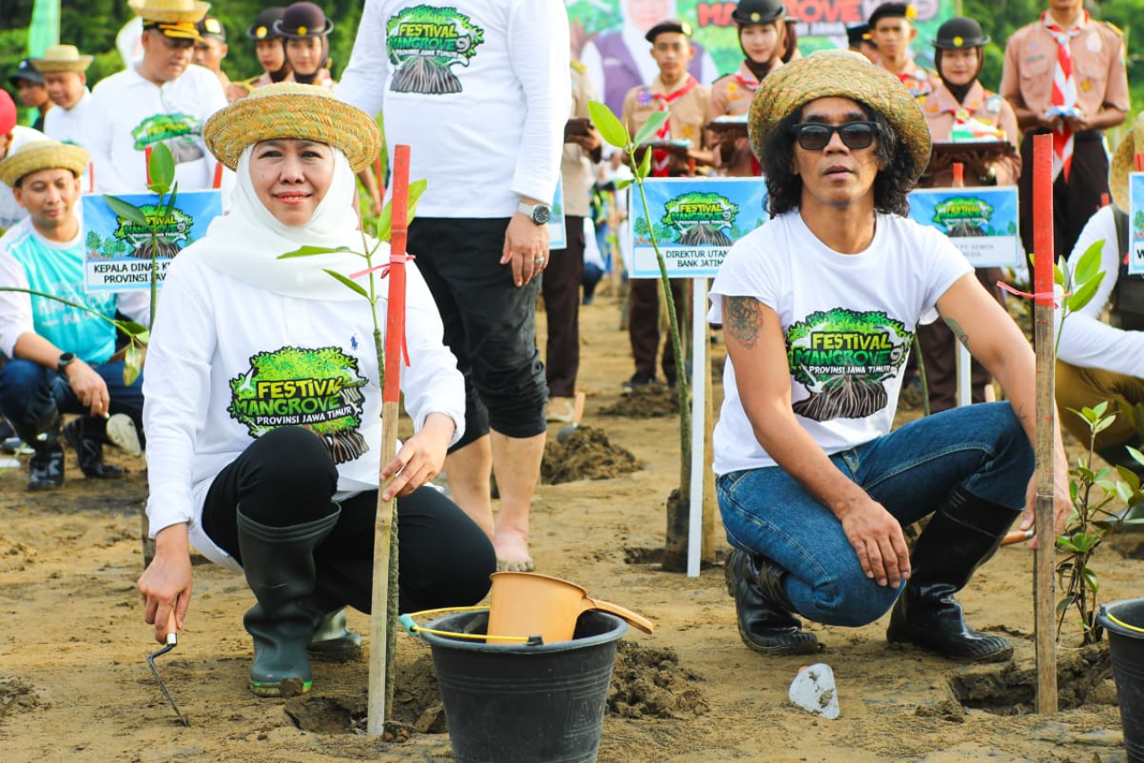 Gubernur Jawa Timur Khofifah Indar Parawansa bersama Kaka Slank saat menanam bibit mangrove ke tanah pesisir, Senin (22/12/2025).