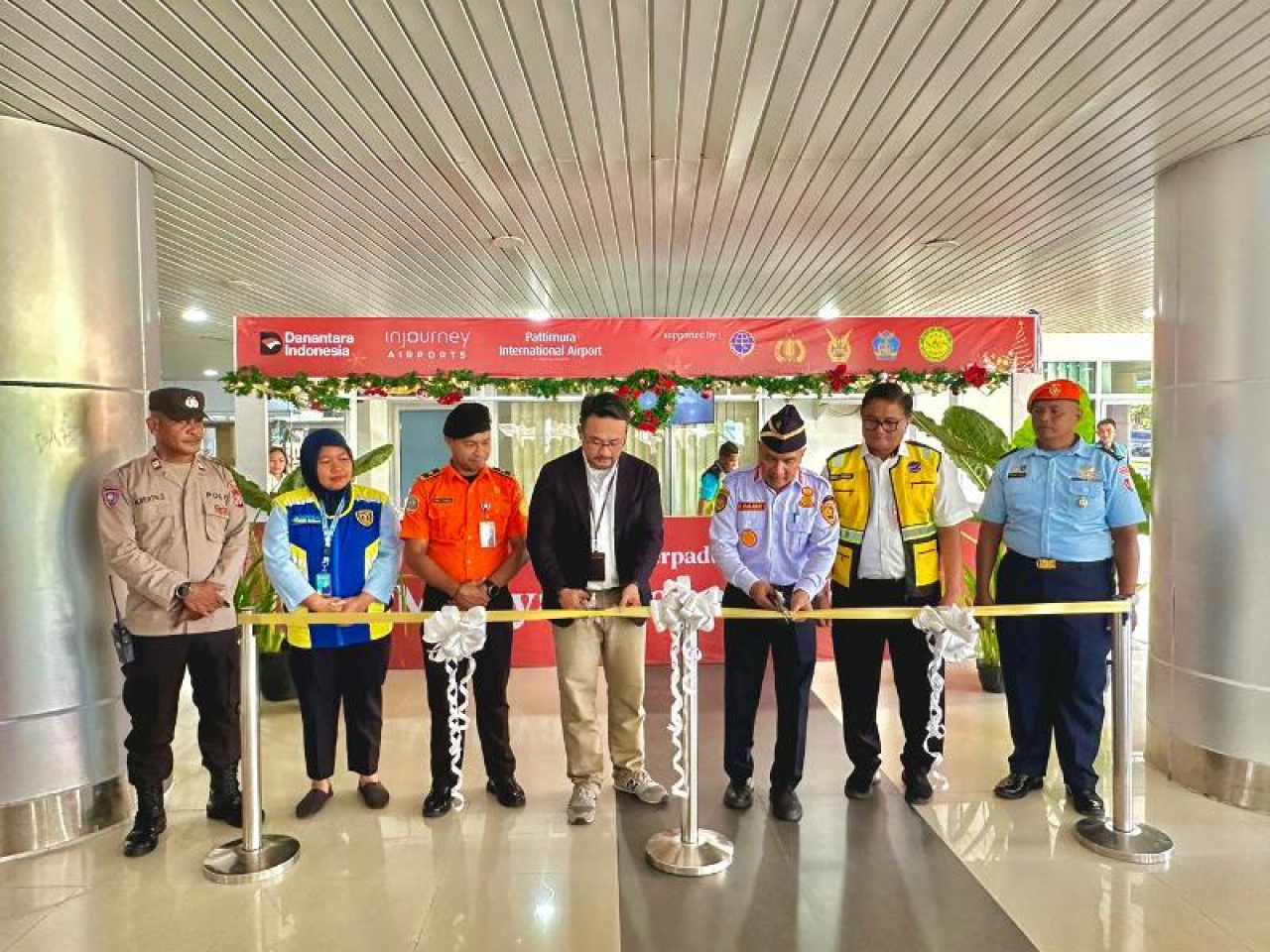 General Manager Bandara Internasional Pattimura Ambon, Johan Seno Acton, menyampaikan bahwa pendirian posko menandai kesiapan penuh bandara dalam menyambut libur akhir tahun.