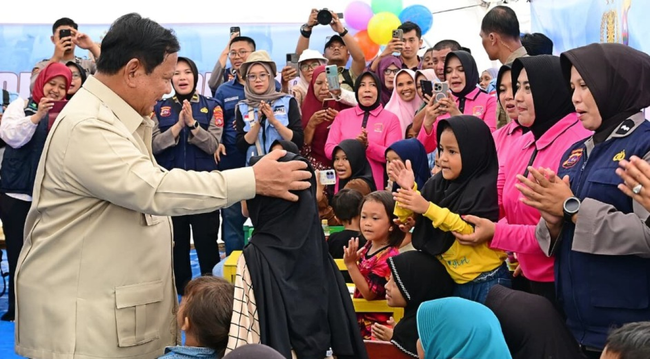 Presiden Prabowo Subianto mengunjungi lokasi terdampak bencana di Posko Pengungsi yang berlokasi di SD Negeri 05 Kayu Pasak Palembayan, Kabupaten Agam, Provinsi Sumatra Barat, pada Kamis, 18 Desember 2025. Foto: BPMI Setpres/Muchlis Jr